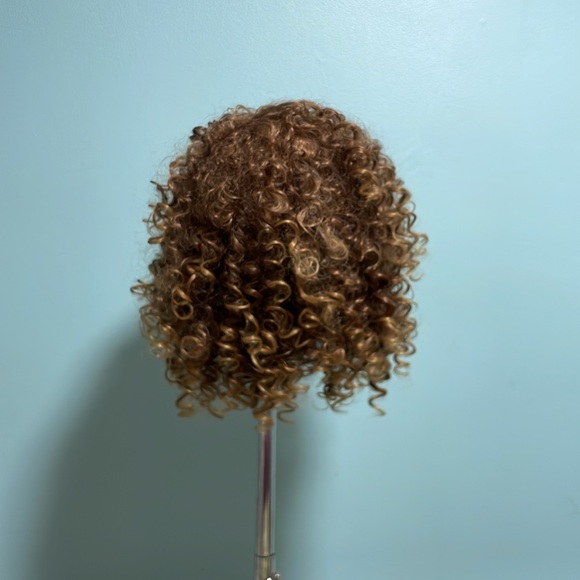 Curly short synthetic wig - Picture 2 of 6
